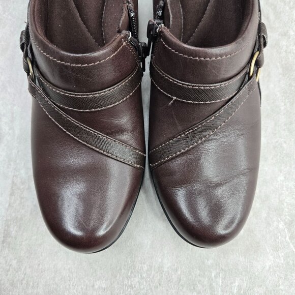 Clarks Comfort Ankle Booties Sz 7 Brown Leather Low Heel Preppy Work Shoe Boots - Picture 9 of 11